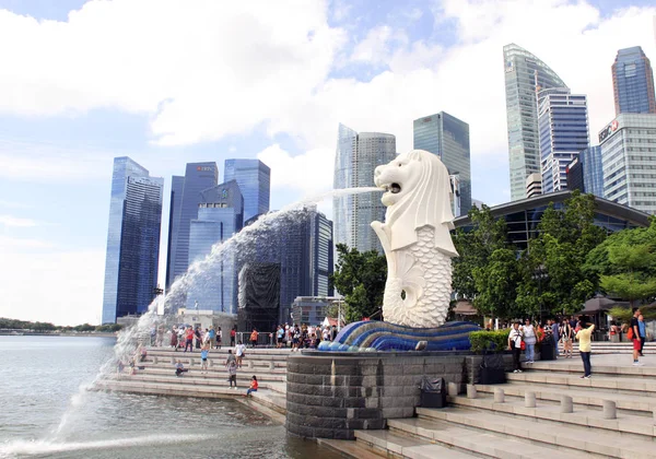 Szingapúr-március 8, 2018: Merlion szobor, szökőkút — Stock Fotó