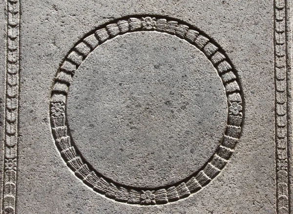 Eski bir oyulmuş taş çerçeve çiçek süslemeli detay — Stok fotoğraf