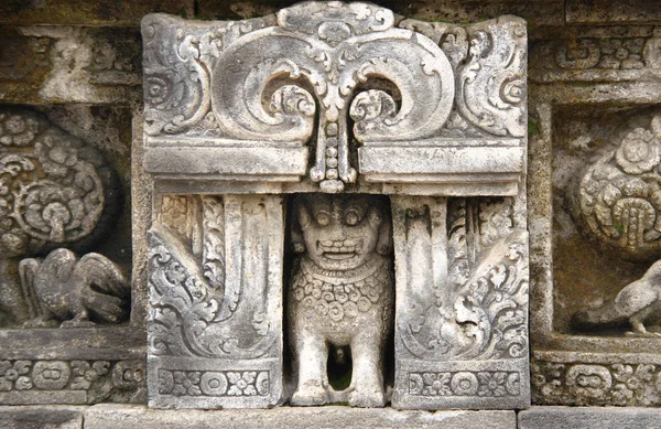 Gamla sten basrelief, buddhistiska templet Borobudur, Yogyakarta — Stockfoto