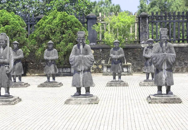 Stone statues of people in Minh Mang Tomb, Hue, Vietnam — Stock Photo, Image