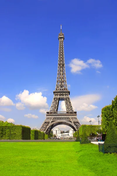 Eiffel tower, Champ-de-mars, Paris, France — Stockfoto