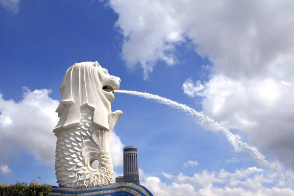 SINGAPUR-MARZO 8, 2018: Fuente de la estatua de Merlion, Singapur — Foto de Stock