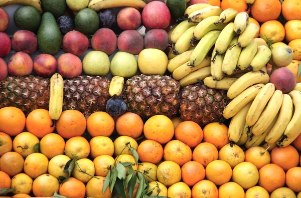 Diferentes frutas maduras en el supermercado — Foto de Stock