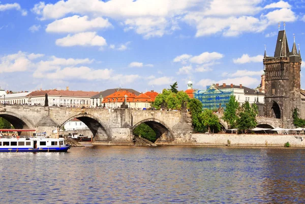 Károly-híd és a Moldva folyó, Prága, Cseh Köztársaság — Stock Fotó