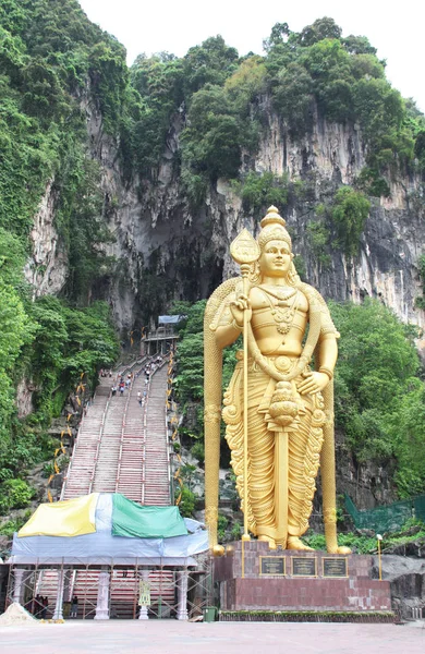 Статуя Муругана и вход в пещеры Бату, Куала-Лумпур, Ма — стоковое фото