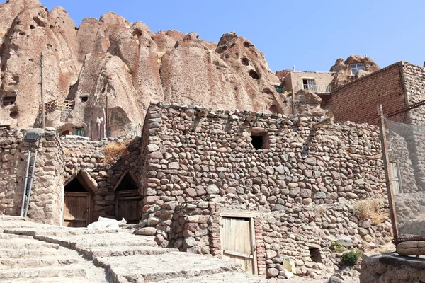 Кандован - стародавнє іранське печерне село в скелях (Іран). — стокове фото