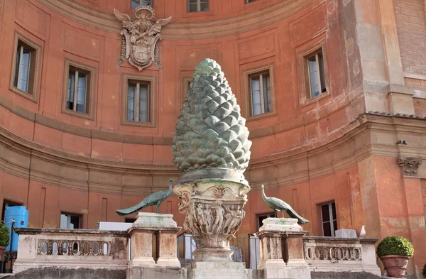 VATICAN - 12 JUIN 2016 : Fragment de l'ancienne Fontana della Pigna — Photo