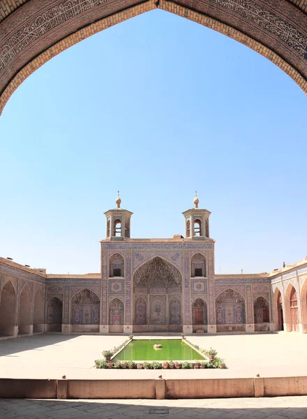 Zwembad in Nasir al-Mulk moskee (Roze moskee), Shiraz, Iran — Stockfoto