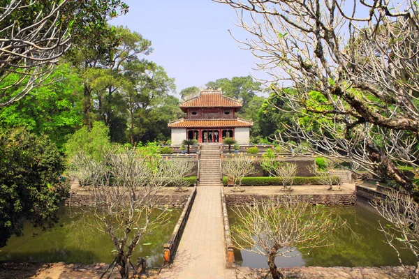 Antigo pavilhão e lagoa em Minh Mang Tomb, Hue, Vietnã — Fotografia de Stock