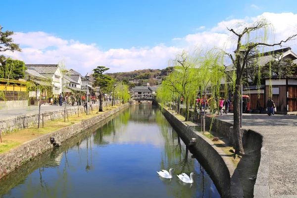 Dois cisnes no canal Kurashiki, cidade de Kurashiki, Japão — Fotografia de Stock
