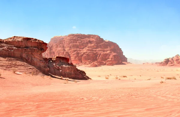 Sand dunes and rocks in Wadi Rum desert, Jordan — Stock Photo, Image