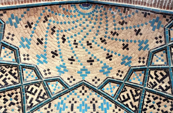 Detalhe do mosaico persa tradicional no arco da Mesquita Jameh, Qa — Fotografia de Stock