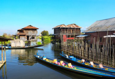 Bambu sopalı bir ev ve turistler için tekneler, Inle Gölü, Myan