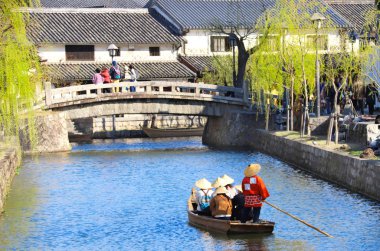 Eski moda teknede insanlar, Kurashiki City, Japonya