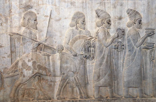 Bajorrelieve con guerreros asirios y embajadores extranjeros, Perse — Foto de Stock