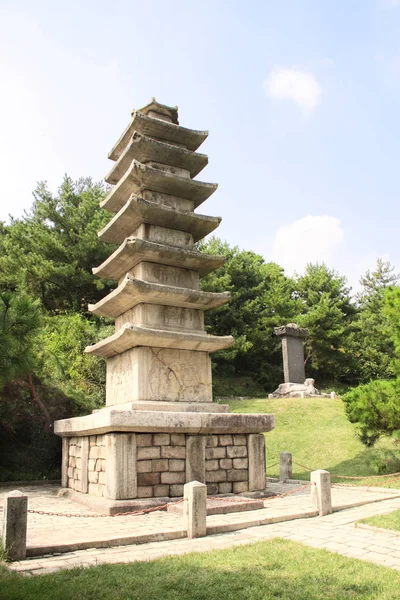 Starożytna kamienna buddyjska pagoda w ogrodzie ozdobnym, Kesson, Nort — Zdjęcie stockowe
