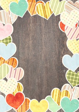 Eski tahta tahtada kağıt kalplerle sevgililer günü arkaplanı