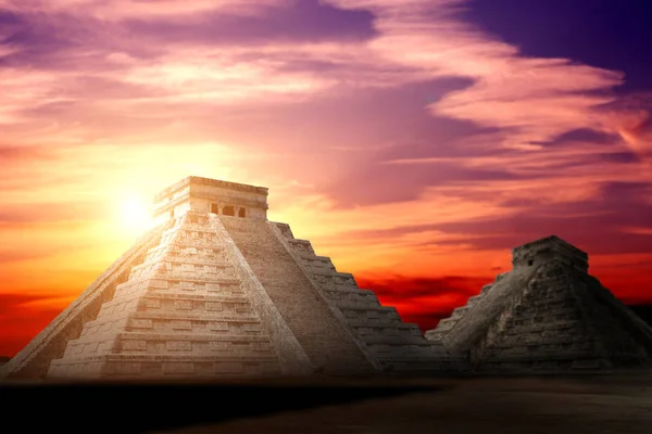 Oude Maya piramide (tempel van Kukulcan), Chichen Itza, Yucatan, — Stockfoto