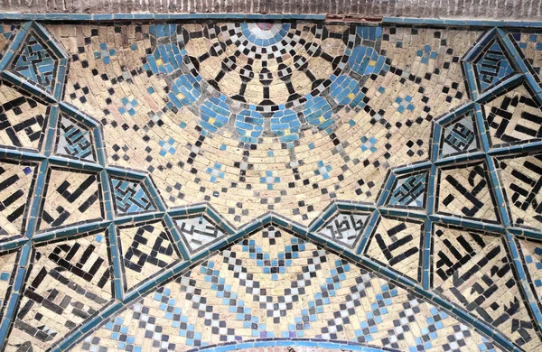 Detalhe do mosaico persa tradicional no arco da Mesquita Jameh, Qa — Fotografia de Stock