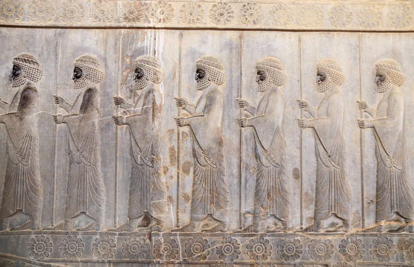 Bajorrelieve con guerreros asirios, Persépolis, Irán — Foto de Stock