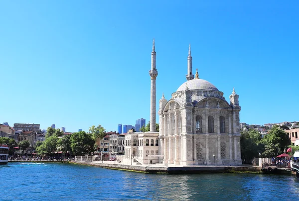 View from Bosphorus on Ortakoy Mosque, Istanbul, Turkey — Stock Photo, Image