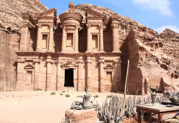 Fachada do antigo mosteiro Ad Deir em Petra, Jordânia — Fotografia de Stock
