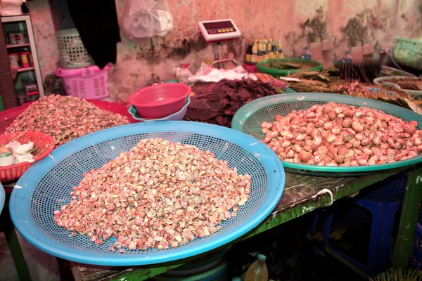 Venta de nueces de betel picadas en el mercado en Myanmar — Foto de Stock