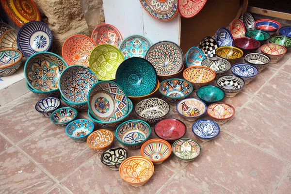 Traditionele Marokkaanse souvenirs op souk in Essaouira, Marokko, Af — Stockfoto
