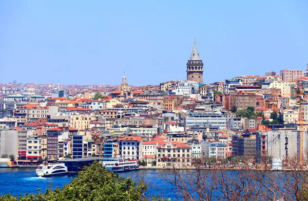 View from Topkapi palace on Galata Tower and Beyoglu district, I — Stock Photo, Image