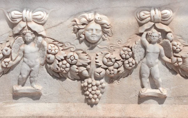 Adorno tallado con cupidos en sarcófago de piedra, Hierápolis, Tu —  Fotos de Stock