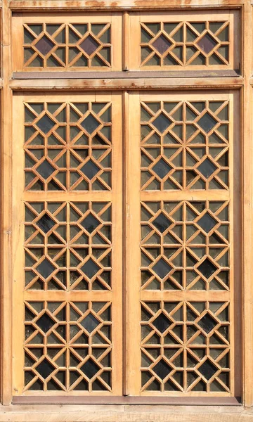 Detalhe da janela tradicional iraniana persianas esculpidas em madeira — Fotografia de Stock