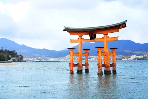 Puerta Torii flotante, Santuario de Itsukushima, isla de Miyajima, Japón — Foto de Stock