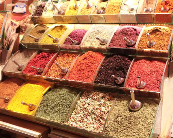 Różne przyprawy w egipskim bazarze, Stambuł, Turcja — Zdjęcie stockowe