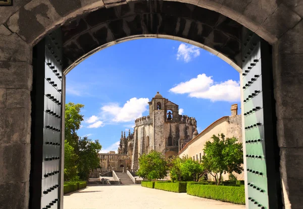 View through the old gate on Templar Convent of Christ in Tomar, — 스톡 사진