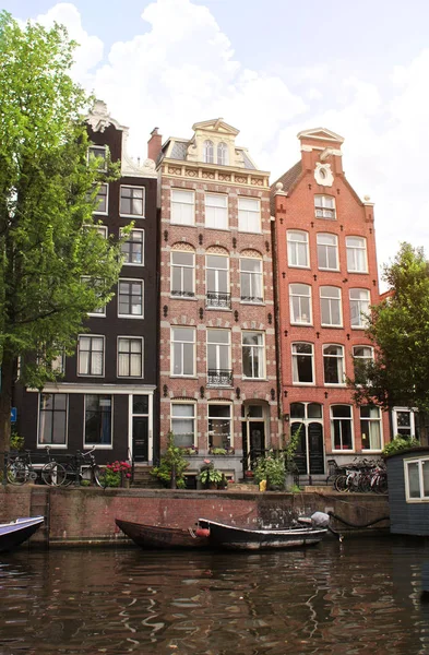 Casas medievais em Amsterdã, capital da Holanda — Fotografia de Stock