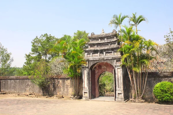 Poarta de piatră veche din Mormântul Minh Mang, Hue, Vietnam — Fotografie, imagine de stoc