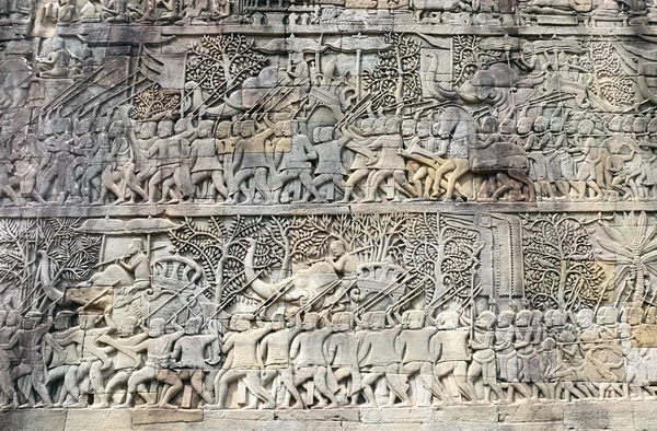 Seinä Veistämällä Kuvataan Joukkoja Sotilaita Sotilasjohtajia Norsuja Prasat Bayon Temple — kuvapankkivalokuva