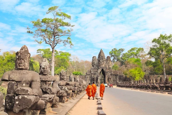 プラサート バイヨン寺院 有名なランドマークアンコールワット複合体 クメール文化 シェムリアップ カンボジアの正面ゲートの巨人保護者の3人の仏教僧と石の像 ユネスコ世界遺産 — ストック写真