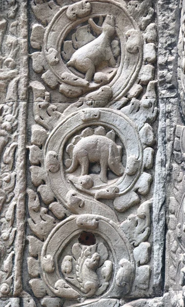 有名なアンコールワット複合体 クメール文化 シェムリアップ カンボジアの古代タ プローム寺院で恐竜との神秘的な浅浮彫 ユネスコ世界遺産 — ストック写真
