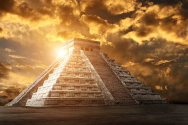 Antik Maya Piramidi (Kukulcan Tapınağı) güzel dramatik günbatımı arkaplanı, Chichen Itza, Yucatan, Meksika. Unesco Dünya Mirası Bölgesi
