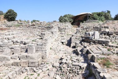Türkiye 'nin Canakkale ilinin antik Truva kentindeki taş binaların kalıntıları. UNESCO dünya mirası sahası