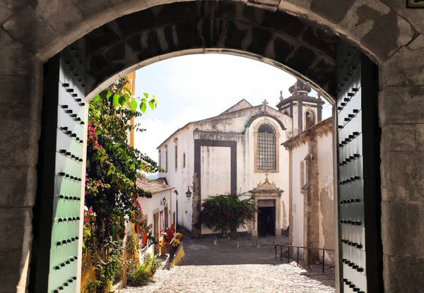 Vue Travers Vieille Porte Sur Cathédrale Les Maisons Dans Rue — Photo