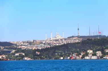 Türkiye 'nin en büyük camii olan Camlica tepesindeki Boğaz' dan Camlica Camii 'ne manzara