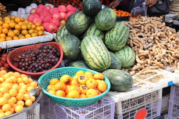 Verschiedene Reife Früchte Wassermelone Trauben Kaki Tamarine Mandarine Straßenmarkt Kambodscha — Stockfoto