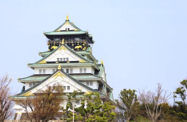 Osaka kalesi, Japonya, Osaka 'daki antik Japon kalesi. UNESCO dünya mirası bölgesi. Mavi gökyüzü arka planında
