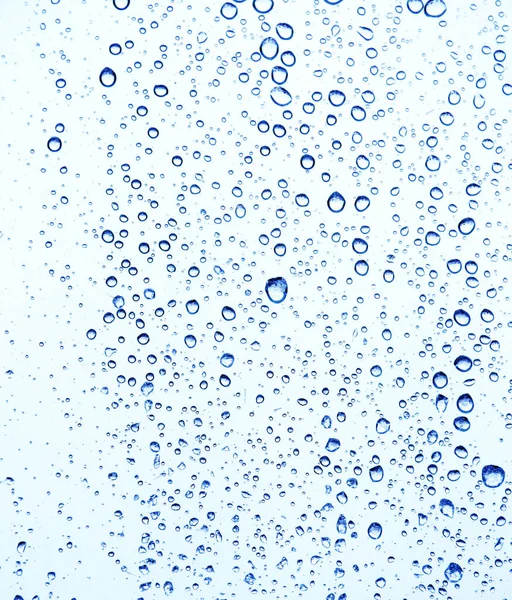 水滴在玻璃杯上 窗玻璃上的雨滴 图为蓝色调色调 — 图库照片