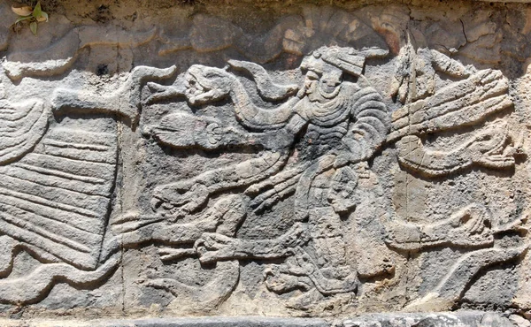 バス救済インドの戦士と蛇と彫刻 コロンビア前マヤ文明 Chichenイッツァ ユカタン メキシコ ユネスコ世界遺産 — ストック写真