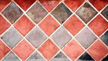 Eski porselen karo döşeme dokusu kırmızı ve gri renkli fayanslar ve beyaz renkli çimento