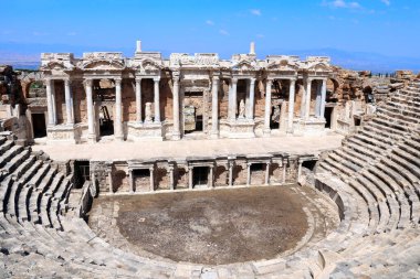 Antik amfitiyatronun tiyatro sahnesi, Hierapolis, Pamukkale, Anadolu, Türkiye. UNESCO dünya mirası sahası