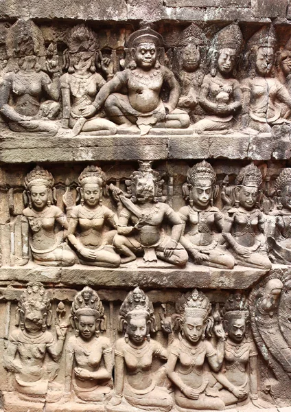 Барельєф Прихованій Стіні Тераси Короля Прокаженого Carvings Apsara Dancers Guardians — стокове фото